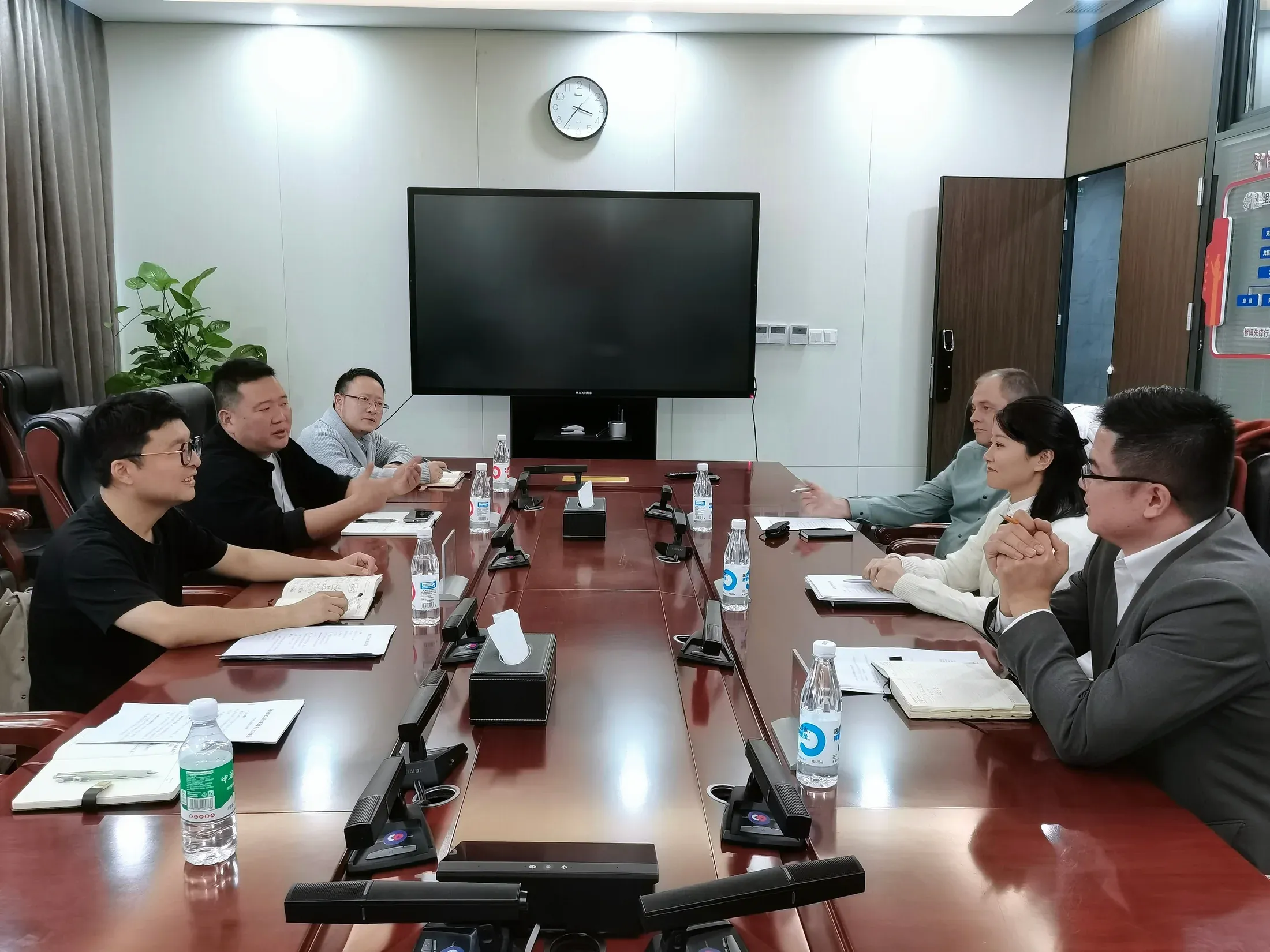 Deutsch-chinesisches Arbeitsgespräch an einem Konferenztisch in Chongqing