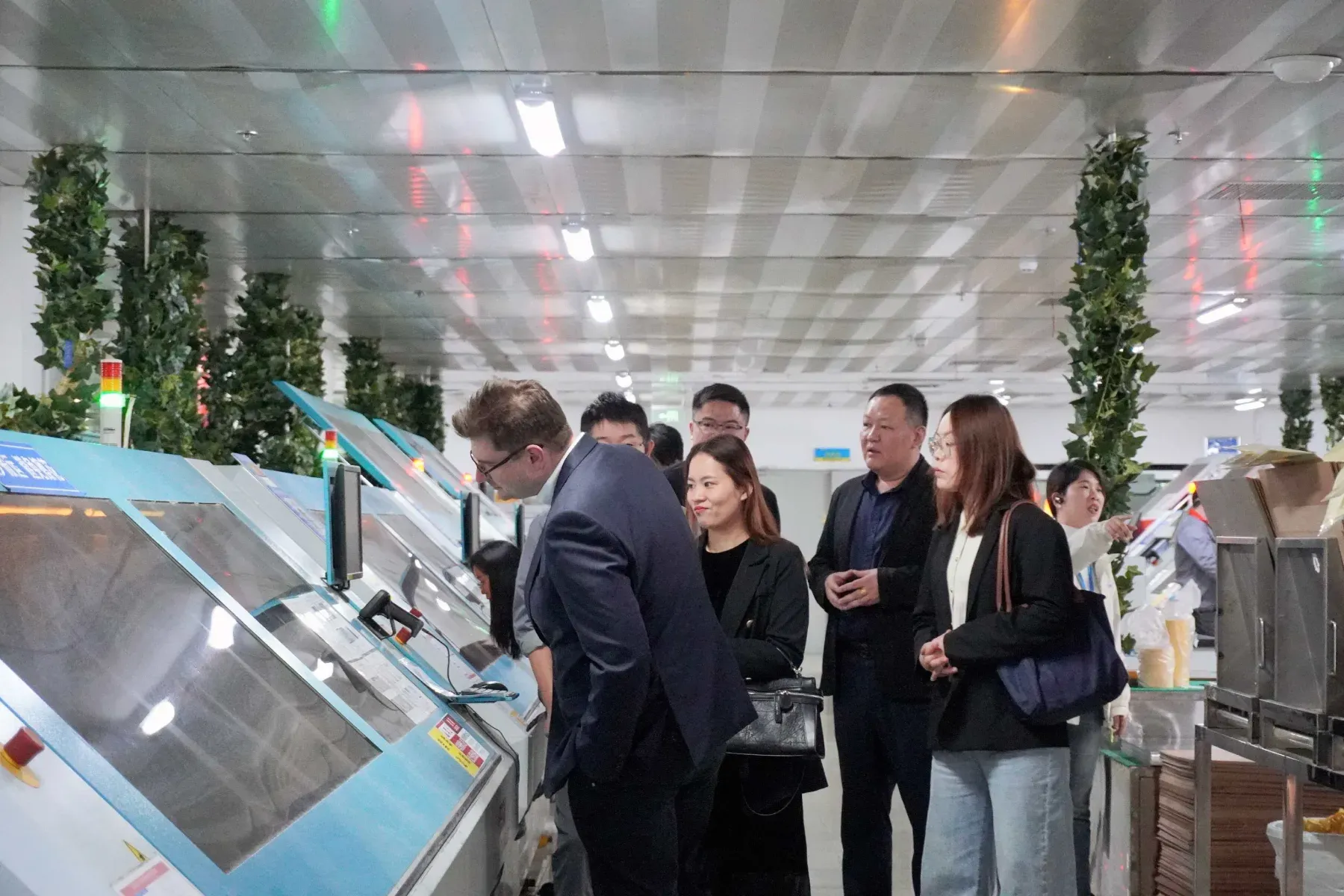 Ein deutscher Experte betrachtet Anlagen in einer Elektronikfertigung in Zhuhai