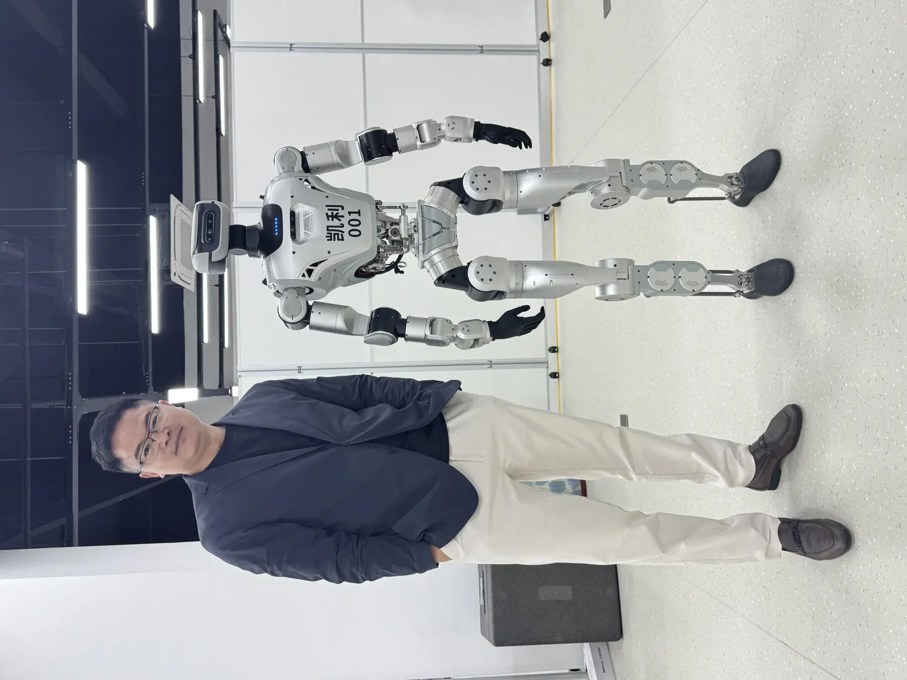 Humanoider Roboter bei einer Vorführung in Foshan
