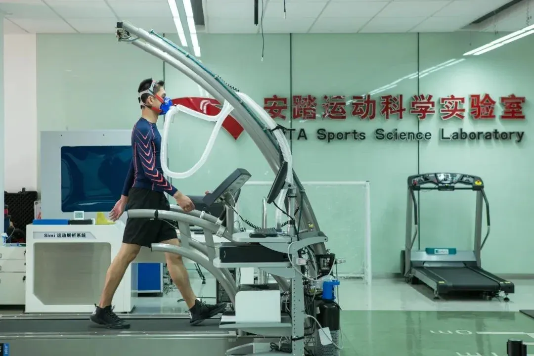 Biomechanischer Lauftest in einem Sportwissenschaftslabor